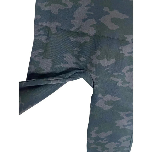 SPANX Look At Me Now Leggings Black Camo-sz Medium - Picture 5 of 9